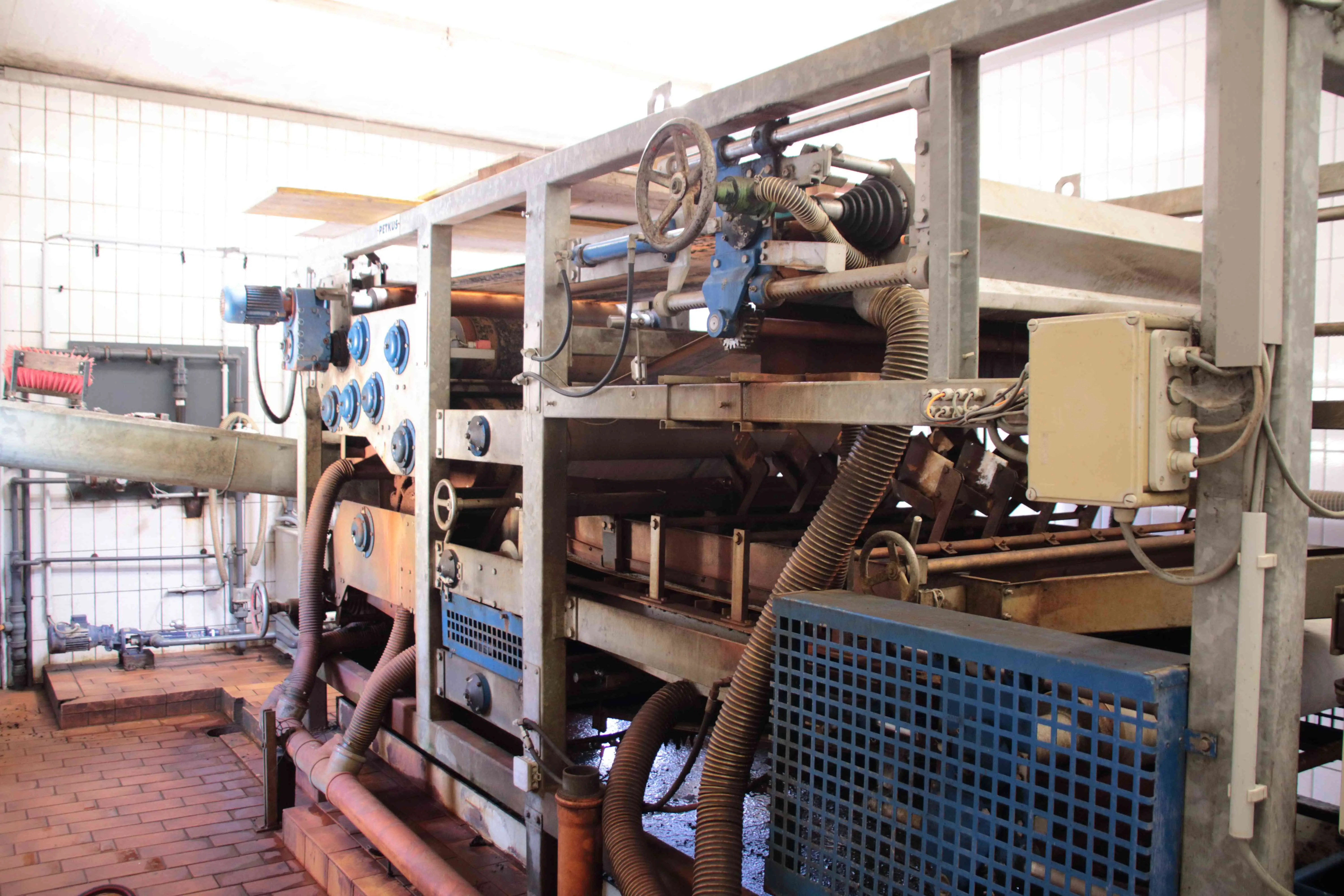 汚泥からの臭気をどう防ぐ？原因別に見る発生メカニズムと効果的な対策