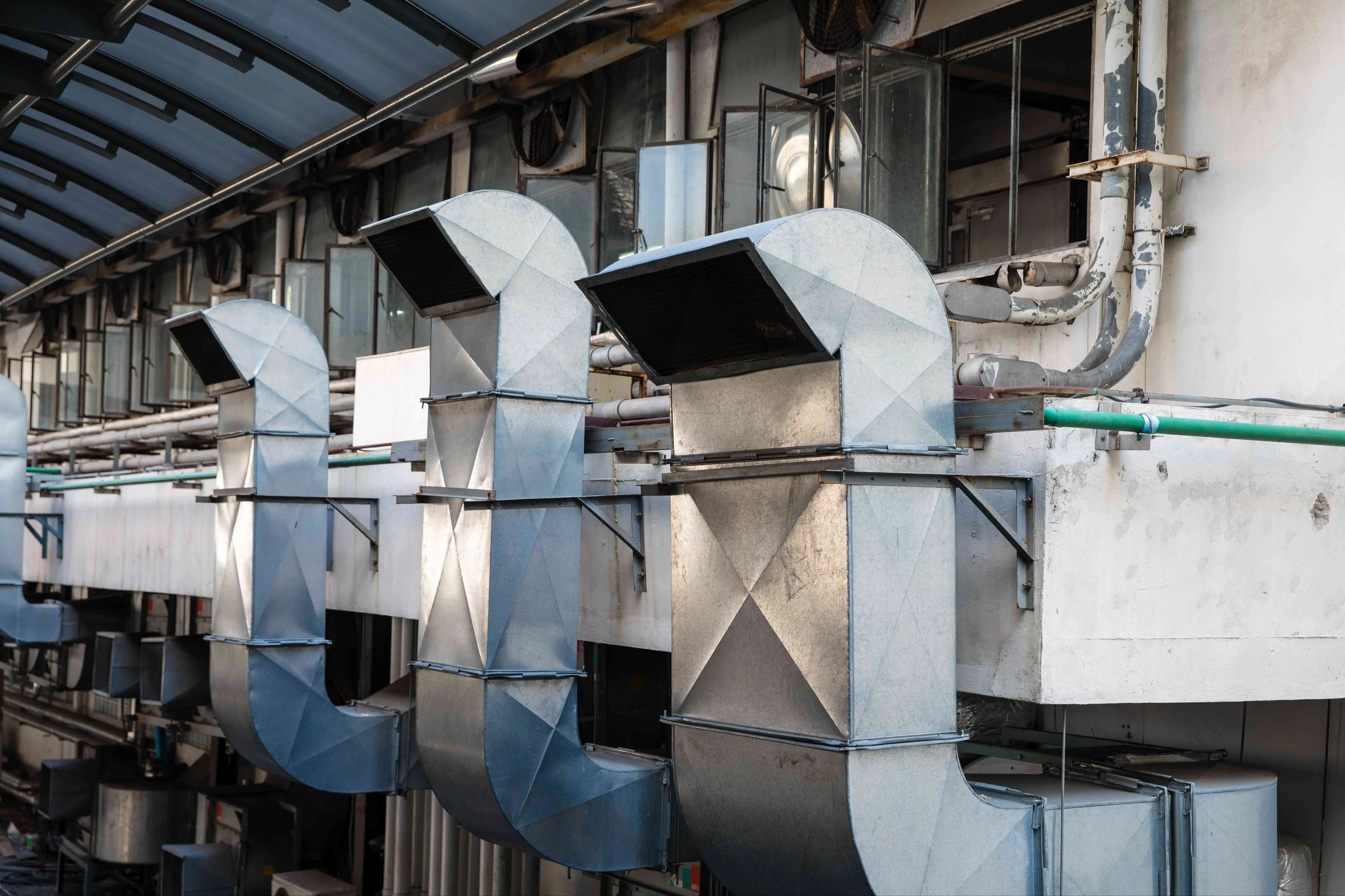 食品工場の臭いトラブルを防ぐには？原因から悪臭防止法対応まで