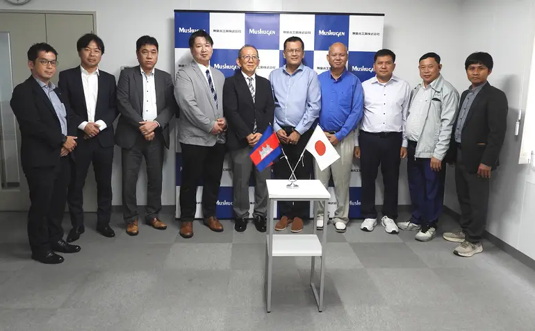 カンボジア王国政府関係者を含む訪問団との記念撮影