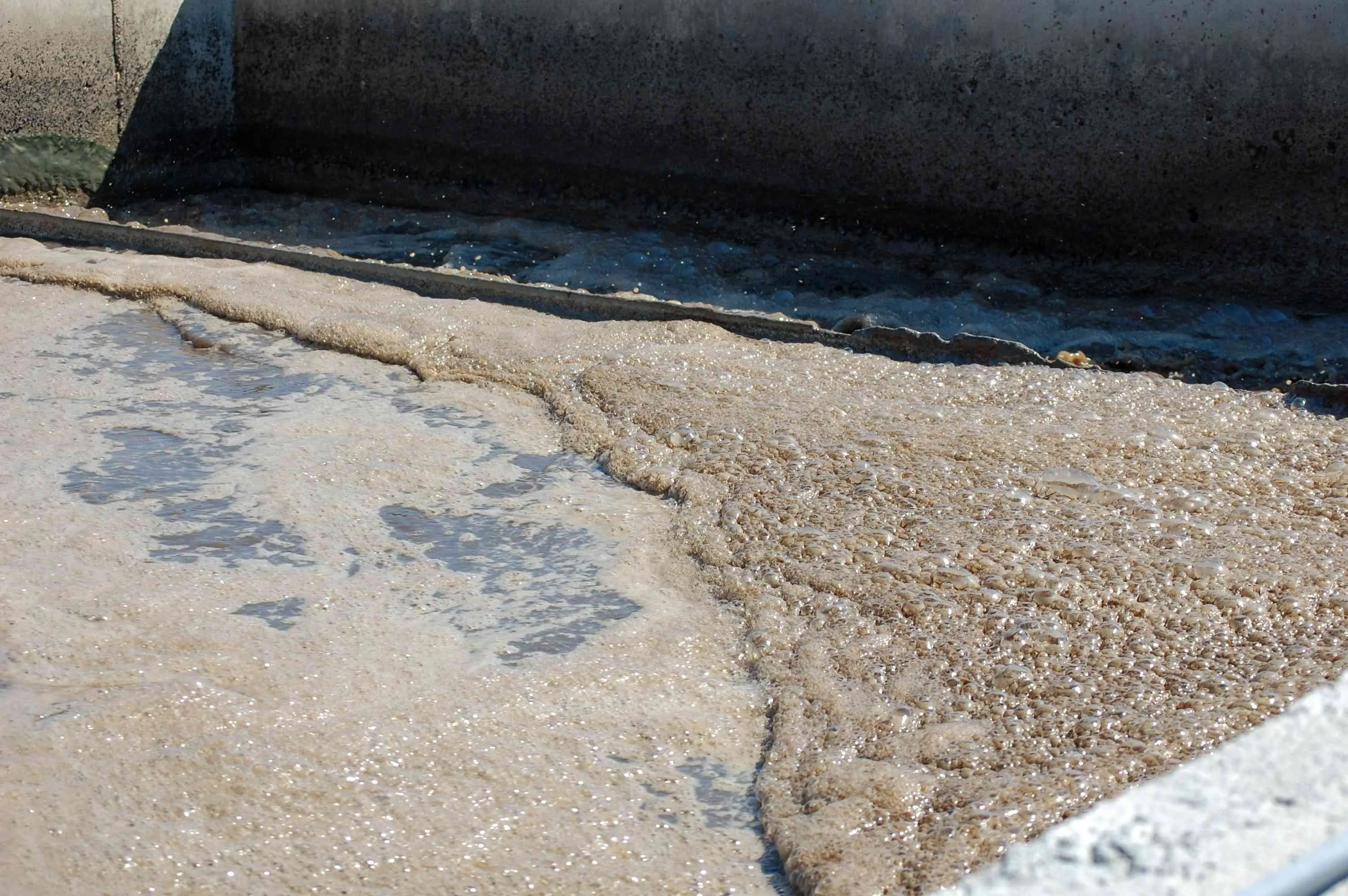 排水処理施設で起こる発泡現象の対策とは？原因から業界別の解決方法まで徹底解説