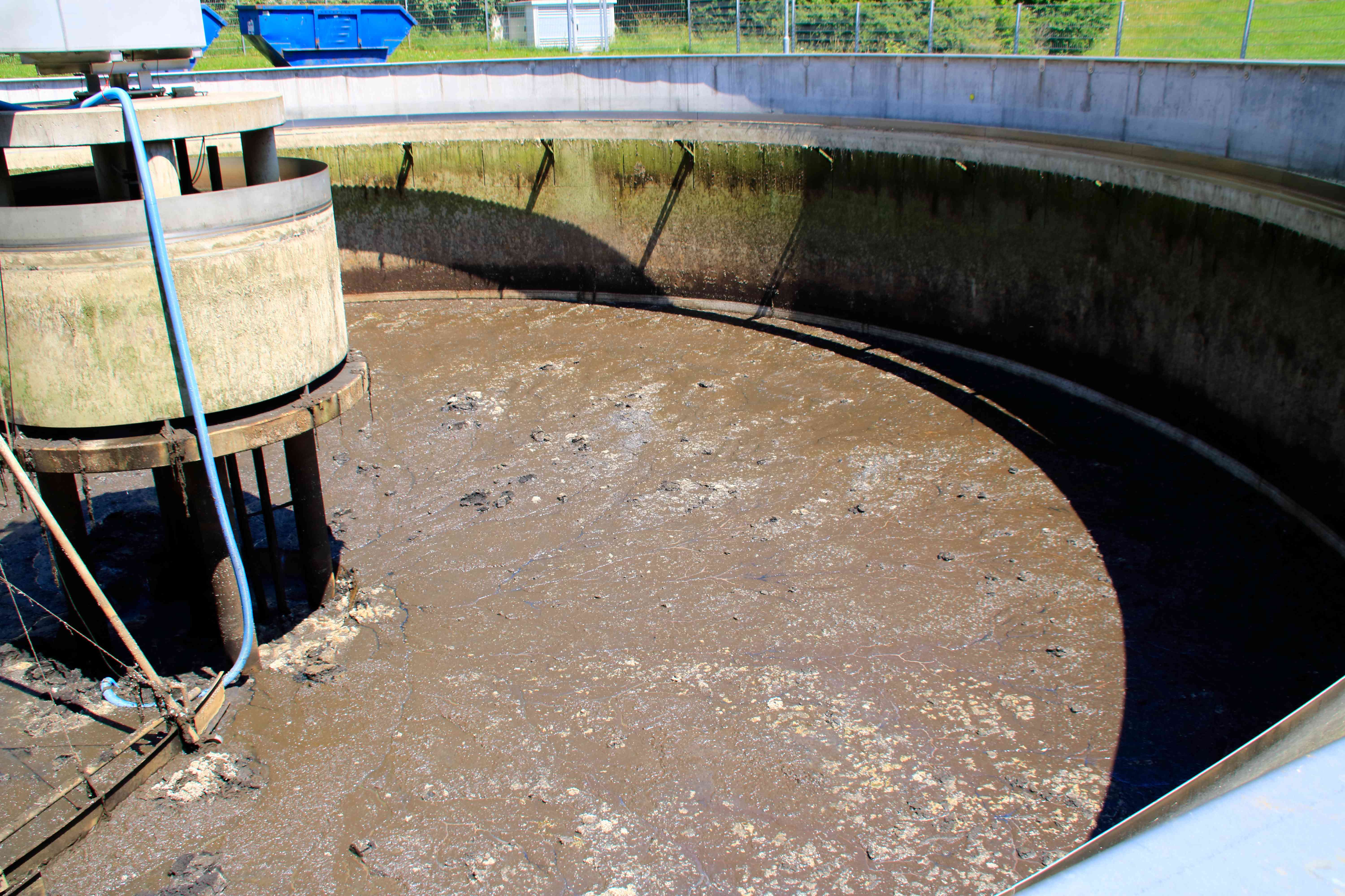 沈殿池で汚泥が浮く原因とは？汚泥浮上トラブルのメカニズムと対策方法を詳しく解説